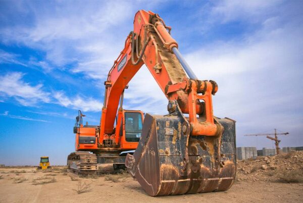 Maquinaria pesada en acción, representando las tendencias en materiales de construcción sostenibles.